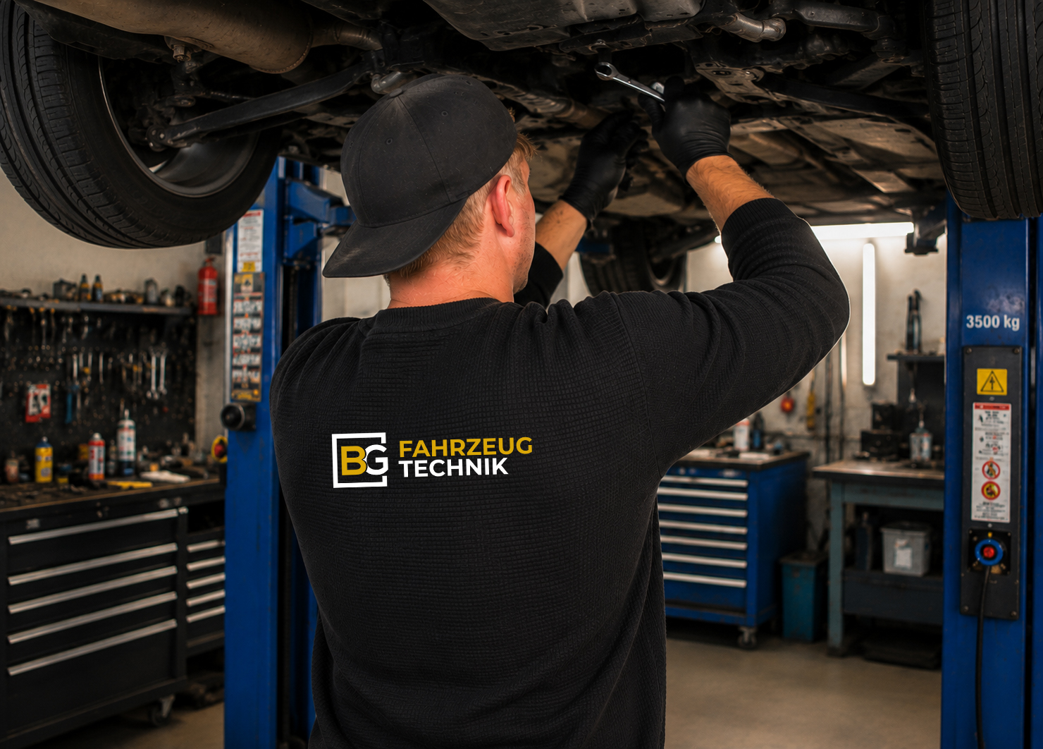 Werkstatthalle von BG Fahrzeugtechnik mit Fahrzeug auf der Hebebühne
